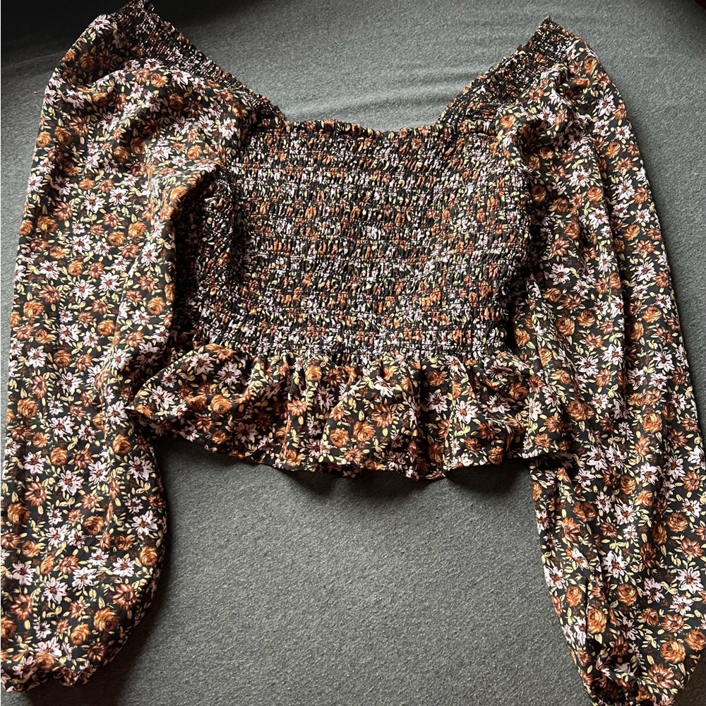 Pretty floral blouse, only ever wore it once. Size small!
